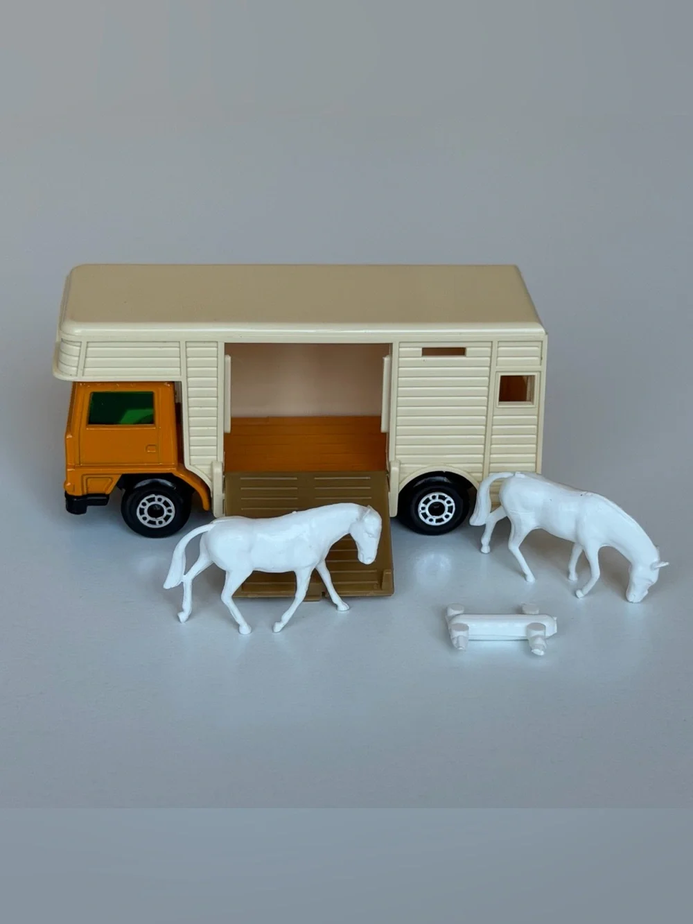 Vintage Matchbox Superfast No. 40 Horse Box 1977 Lesney w/ 2 Horses Near MINT
